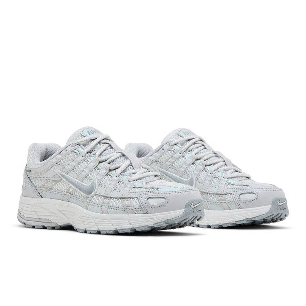 Nike P-6000 SE Summit White Vast Grey Wolf Grey (W) – lifestyle foto | Purekickz