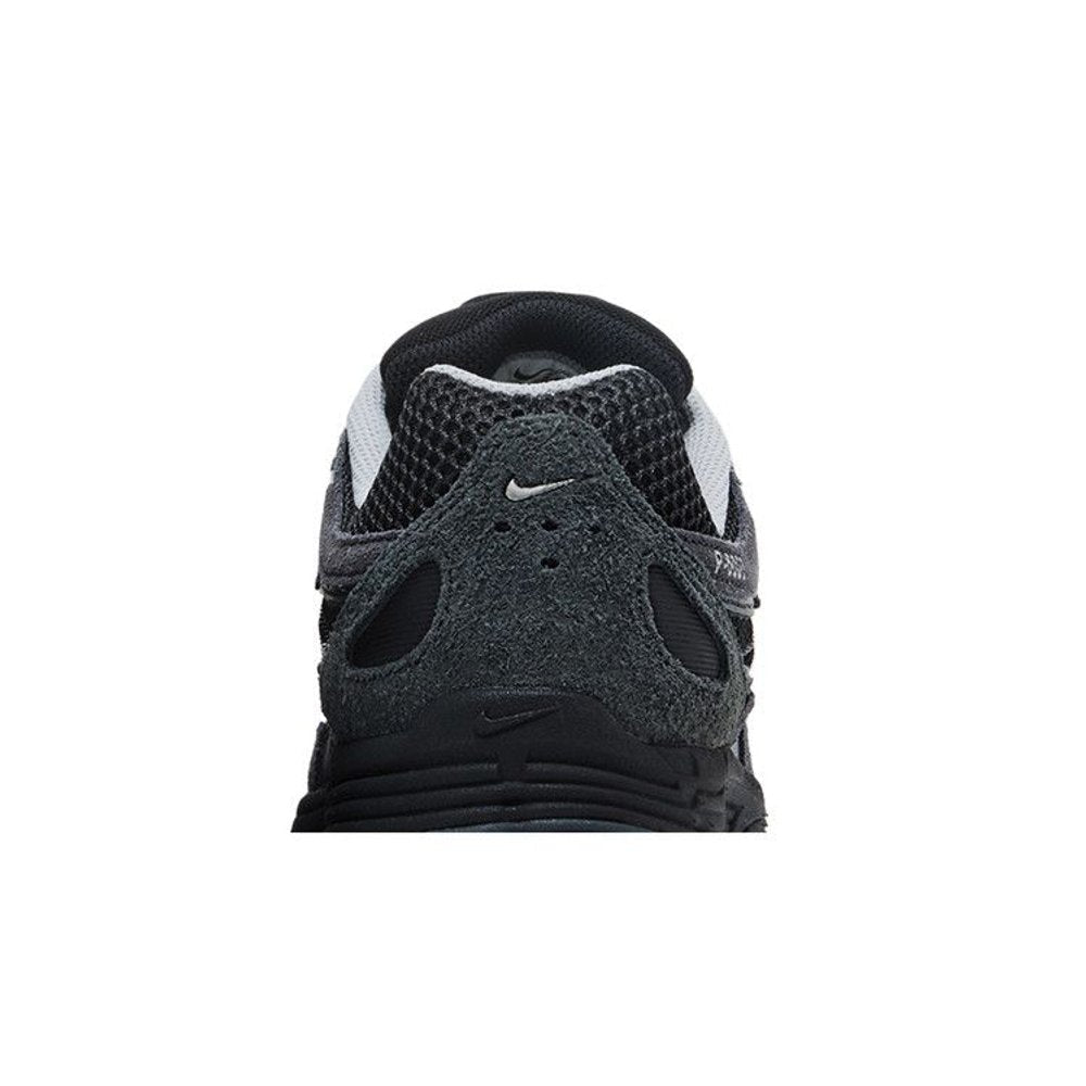 Nike P-6000 Suede Anthracite Metallic Silver – detail materiálu | Purekickz