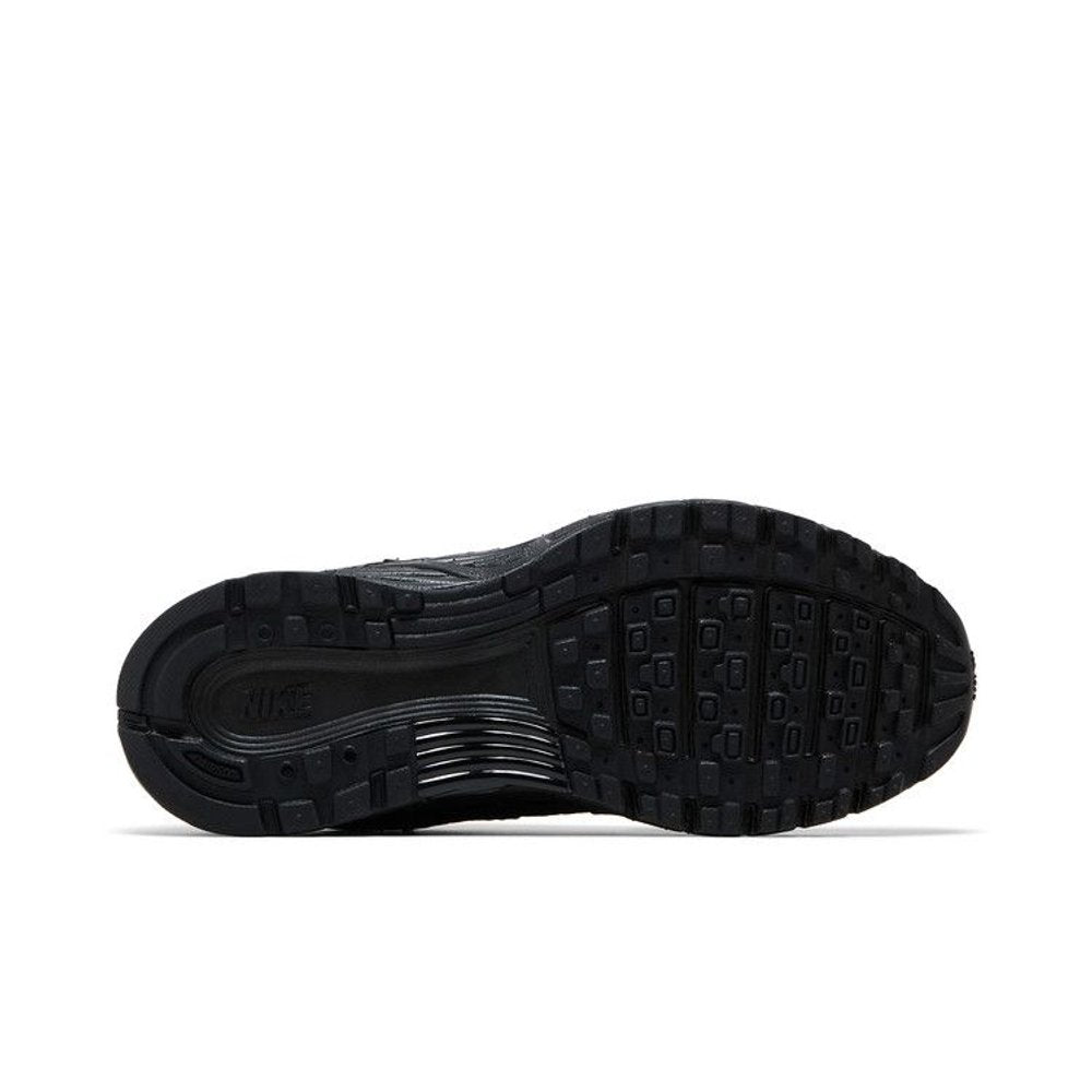 Nike P-6000 Triple Black (W) – zadní pohled | Purekickz