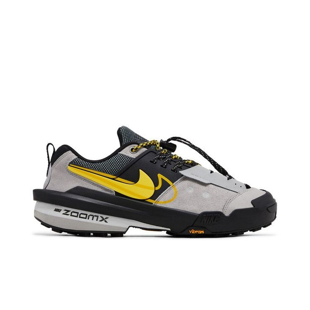 Nike sacai x Zegamadome 'Matte Silver Tour Yellow' – boční pohled | Purekickz