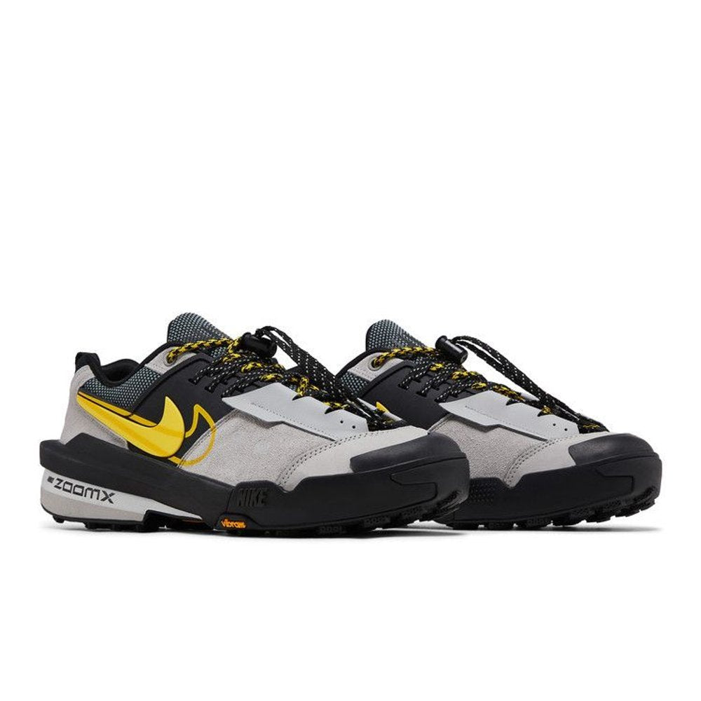 Nike sacai x Zegamadome 'Matte Silver Tour Yellow' – lifestyle foto | Purekickz
