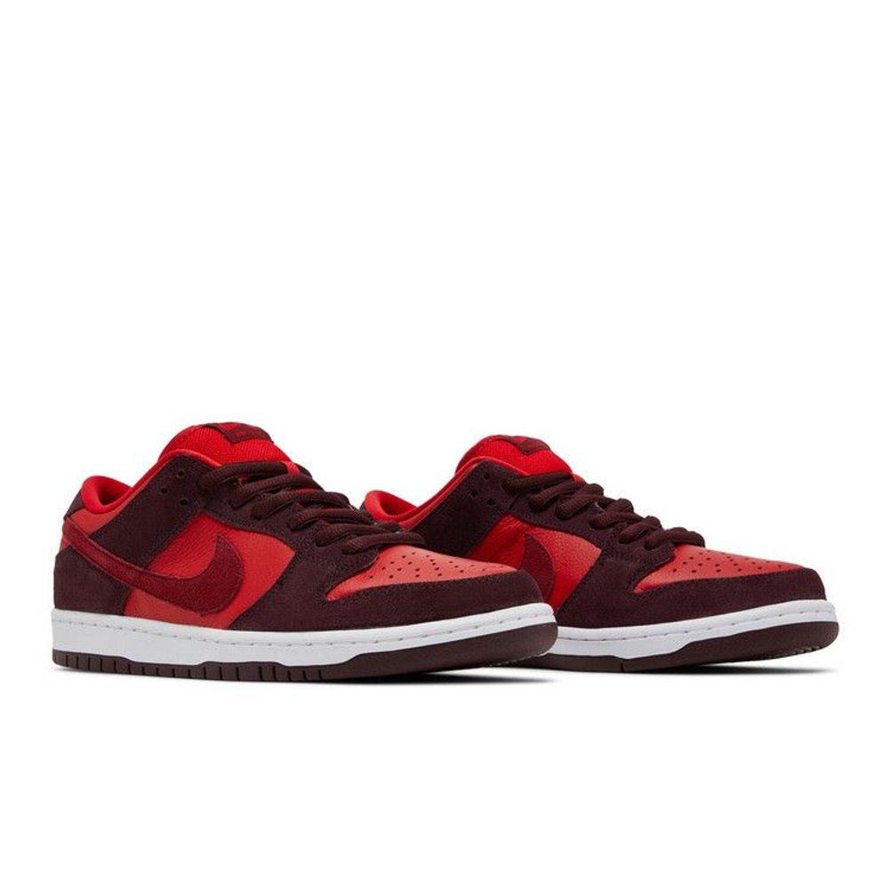 Nike SB Dunk Low Cherry – lifestyle foto | Purekickz