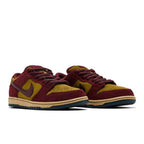 Nike SB Dunk Low Dark Team Red Olive Flak – lifestyle foto | Purekickz