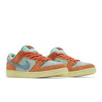 Nike SB Dunk Low Orange Emerald Rise – lifestyle foto | Purekickz