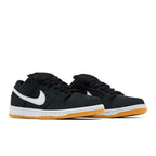 Nike SB Dunk Low Pro ISO Black Gum – lifestyle foto | Purekickz