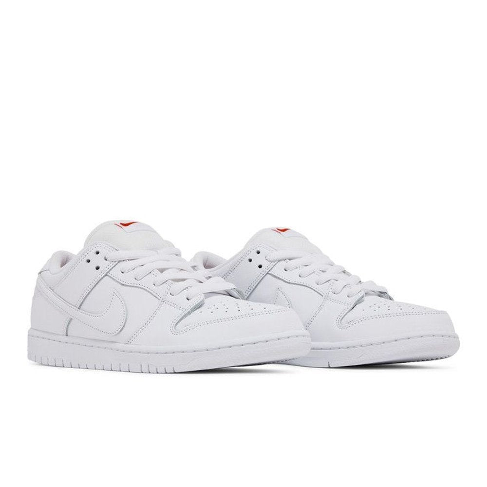 Nike SB Dunk Low Pro Triple White – lifestyle foto | Purekickz