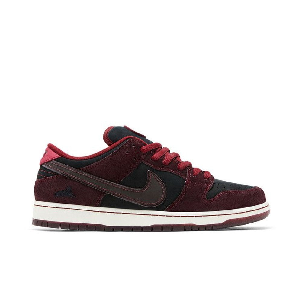 Nike SB Dunk Low Riot Skateshop – boční pohled | Purekickz