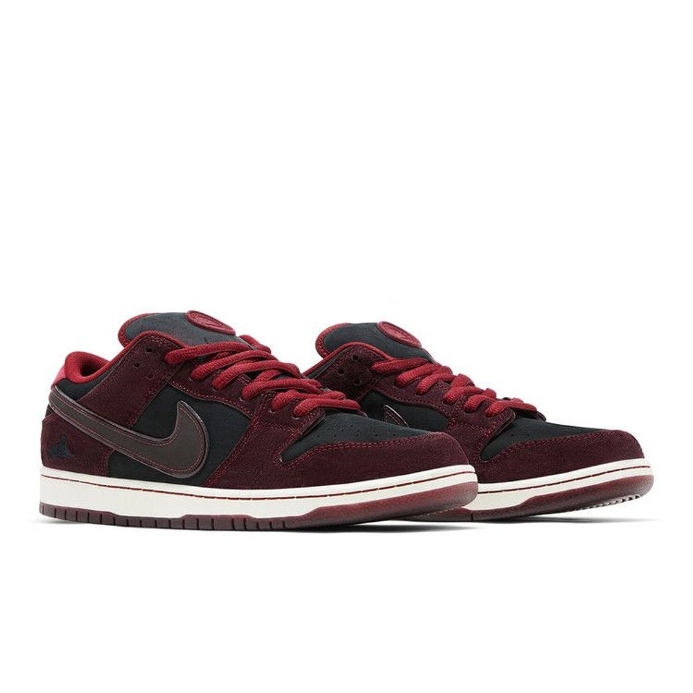 Nike SB Dunk Low Riot Skateshop – lifestyle foto | Purekickz