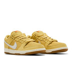 Nike SB Dunk Low Saturn Gold – lifestyle foto | Purekickz