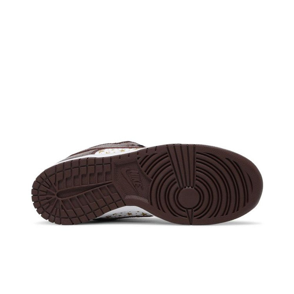Nike SB Dunk Low Supreme Stars Barkroot Brown (2021) – zadní pohled | Purekickz