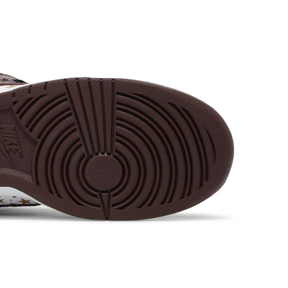 Nike SB Dunk Low Supreme Stars Barkroot Brown (2021) – pohled shora | Purekickz