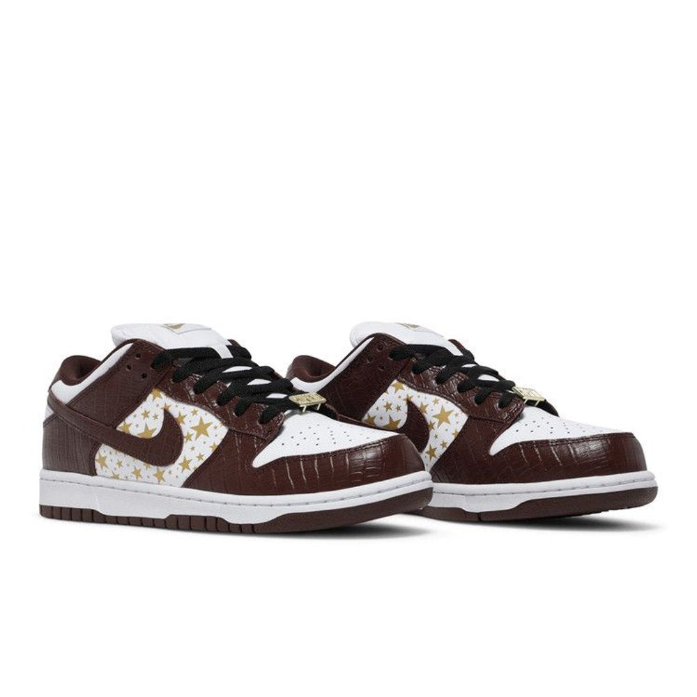 Nike SB Dunk Low Supreme Stars Barkroot Brown (2021) – lifestyle foto | Purekickz