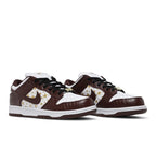 Nike SB Dunk Low Supreme Stars Barkroot Brown (2021) – lifestyle foto | Purekickz