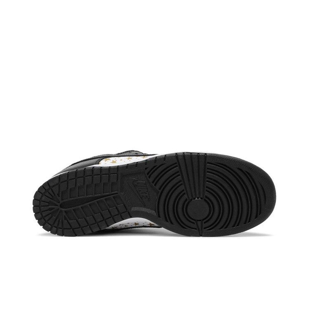 Nike SB Dunk Low Supreme Stars Black (2021) – zadní pohled | Purekickz