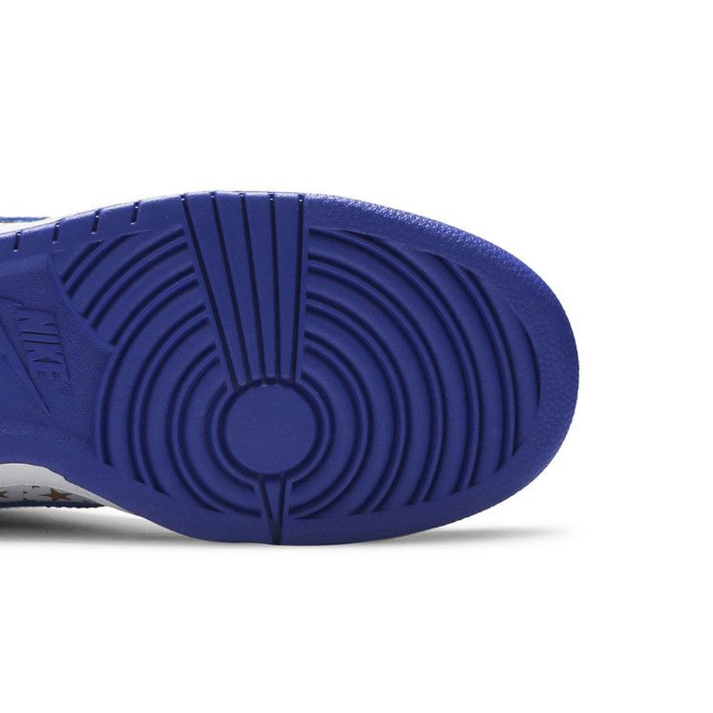Nike SB Dunk Low Supreme Stars Hyper Royal (2021) – pohled shora | Purekickz