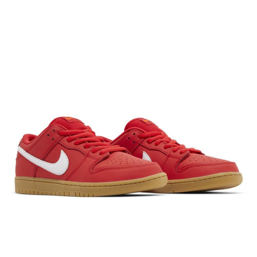 Nike SB Dunk Low University Red Gum – lifestyle foto | Purekickz