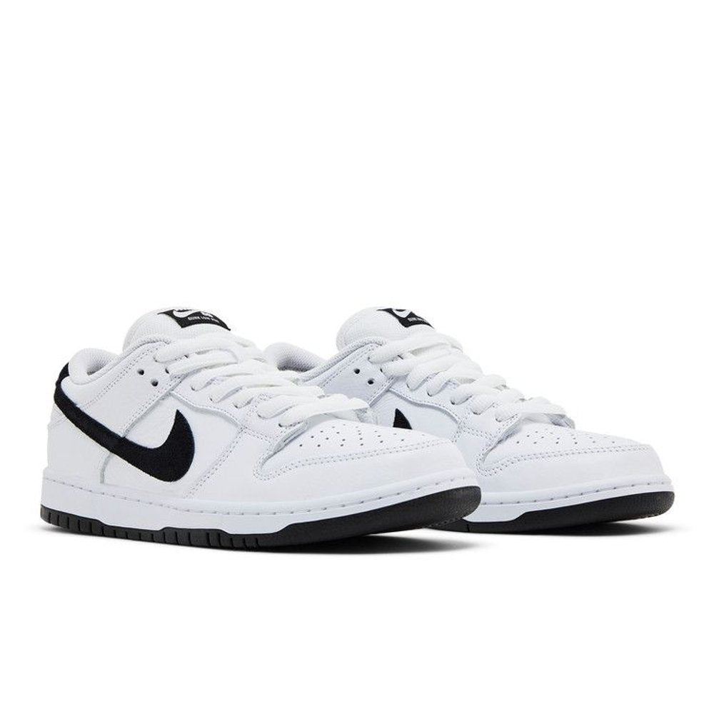 Nike SB Dunk Low White Black – lifestyle foto | Purekickz