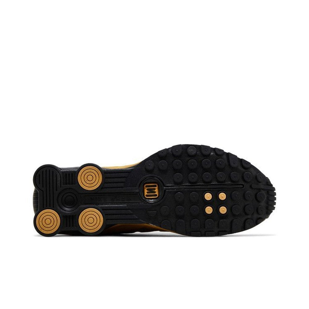 Nike Shox R4 Black Metallic Gold – zadní pohled | Purekickz
