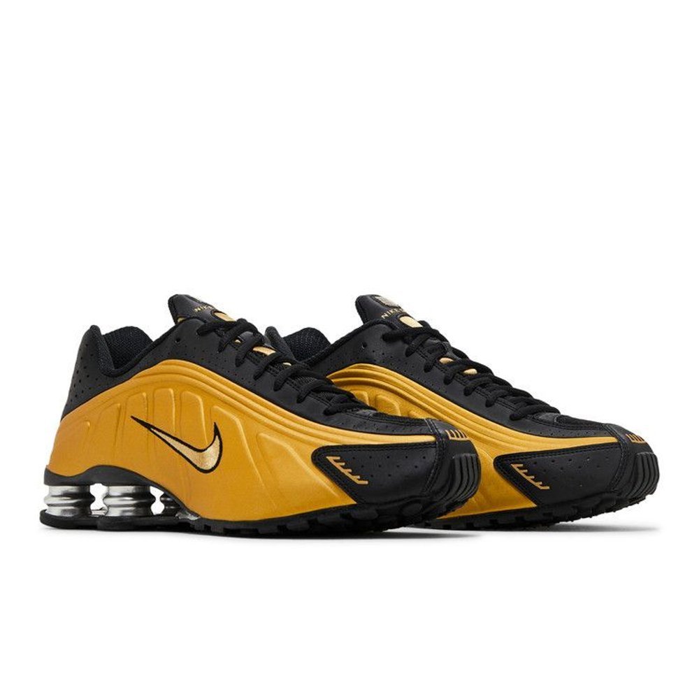 Nike Shox R4 Black Metallic Gold – lifestyle foto | Purekickz
