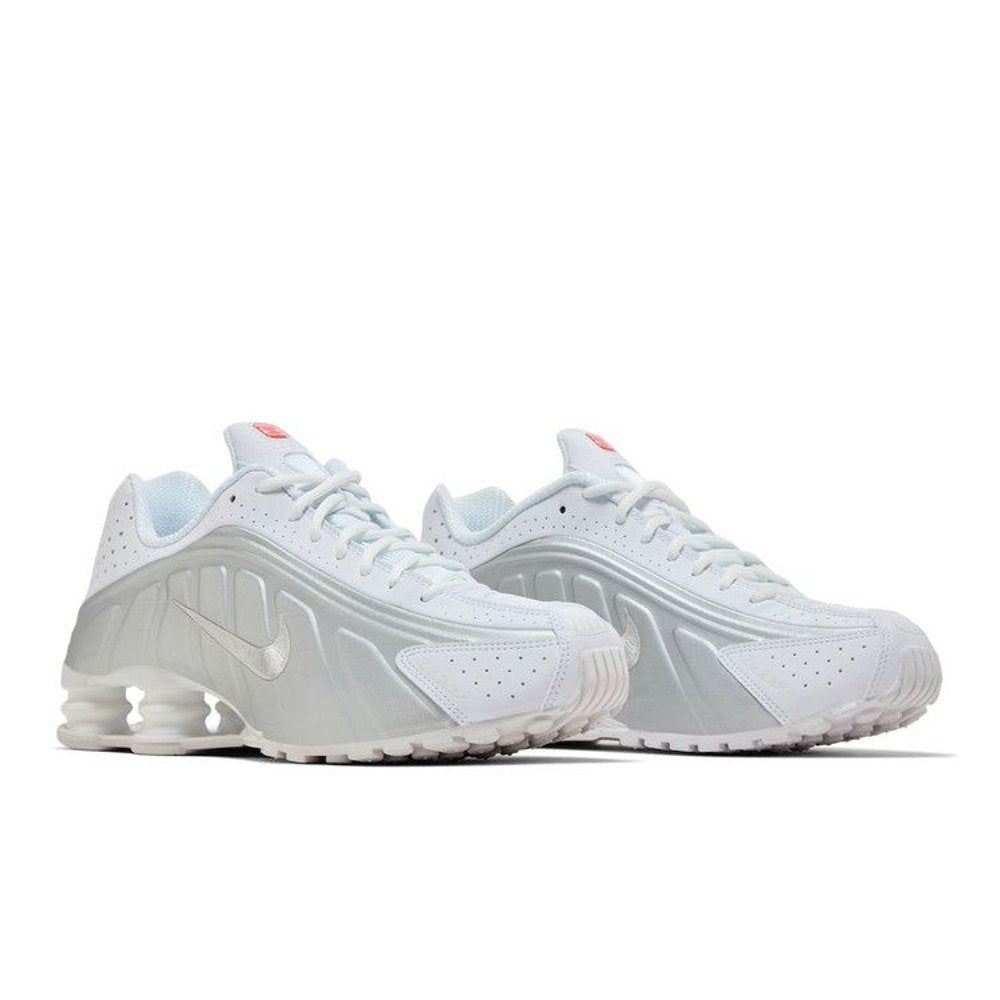Nike Shox R4 White Bright Crimson Metallic Silver – lifestyle foto | Purekickz