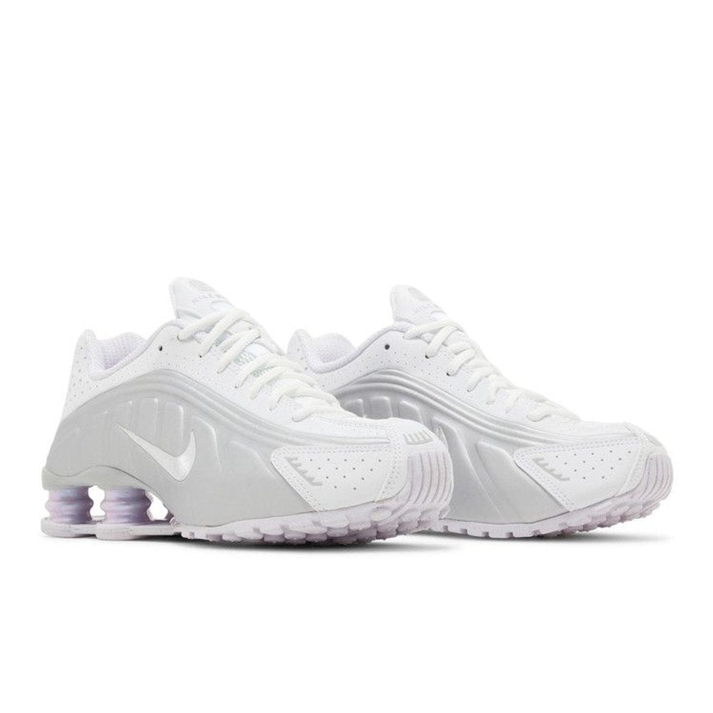 Nike Shox R4 White Metallic Platinum Barely Grape – lifestyle foto | Purekickz