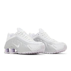 Nike Shox R4 White Metallic Platinum Barely Grape – lifestyle foto | Purekickz