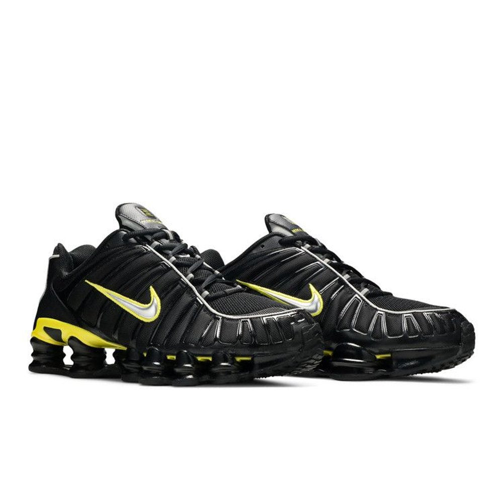 Nike Shox TL Black Dynamic Yellow Metallic Silver – lifestyle foto | Purekickz