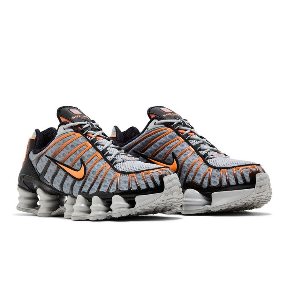 Nike Shox TL 'Light Smoke Bright Mandarin' – lifestyle foto | Purekickz