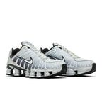 Nike Shox TL Metallic Silver – lifestyle foto | Purekickz