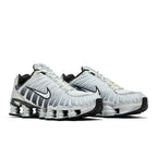 Nike Shox TL Metallic Silver – lifestyle foto | Purekickz