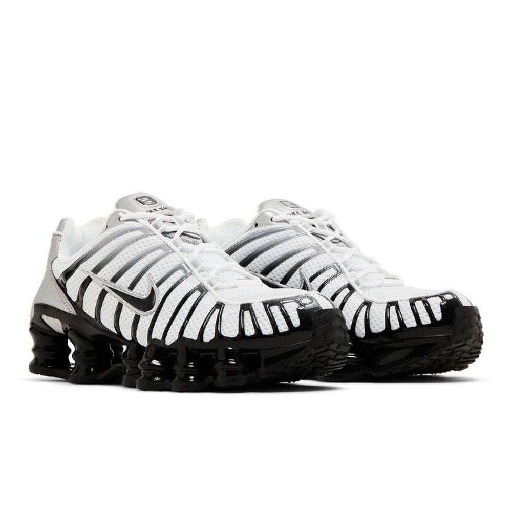 Nike Shox TL Metallic Silver Wolf Grey (W) – lifestyle foto | Purekickz