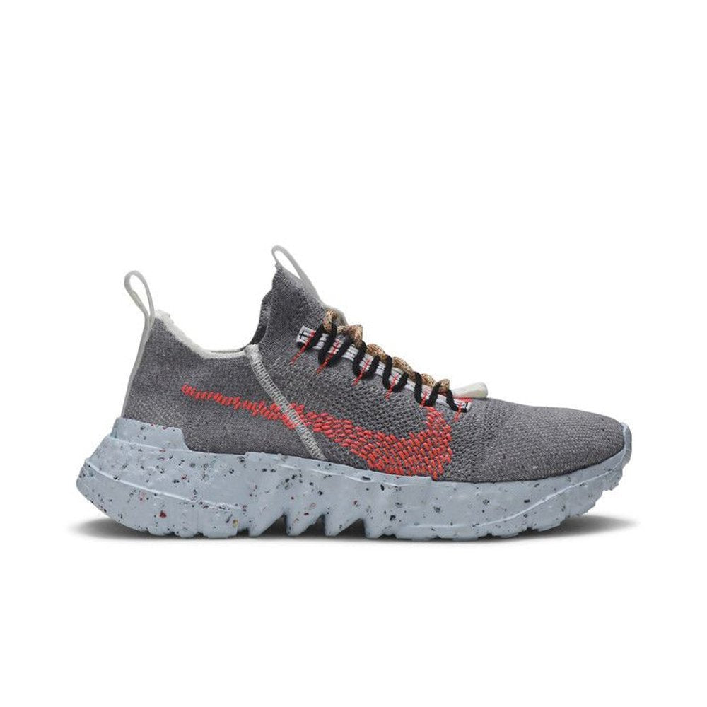 Nike Space Hippie 01 Vast Grey Hyper Crimson – boční pohled | Purekickz