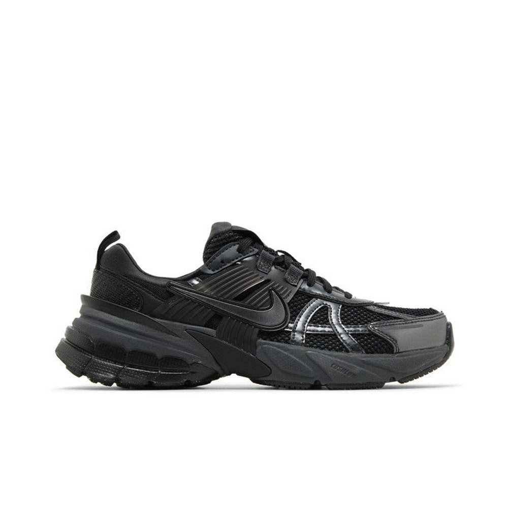 Nike V2K Run Black Dark Smoke Grey (W) – boční pohled | Purekickz