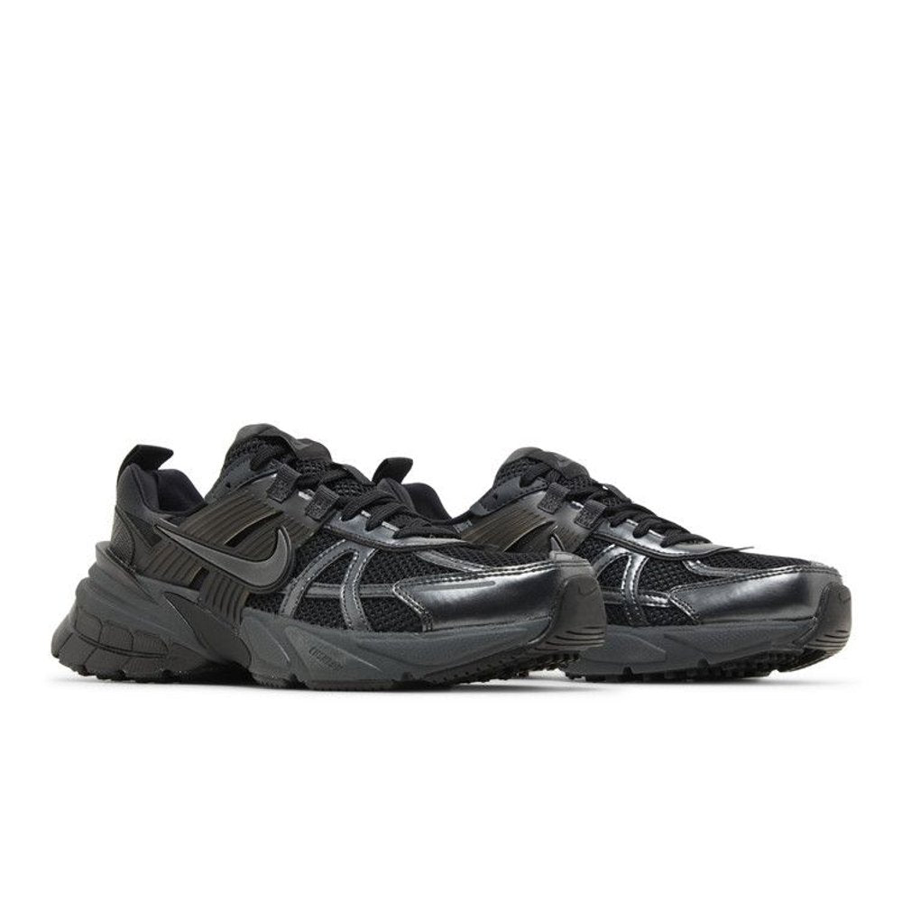 Nike V2K Run Black Dark Smoke Grey (W) – lifestyle foto | Purekickz