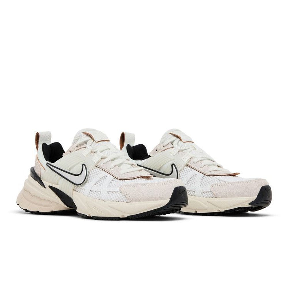 Nike V2K Run Summit White Light Orewood Brown (W) – lifestyle foto | Purekickz