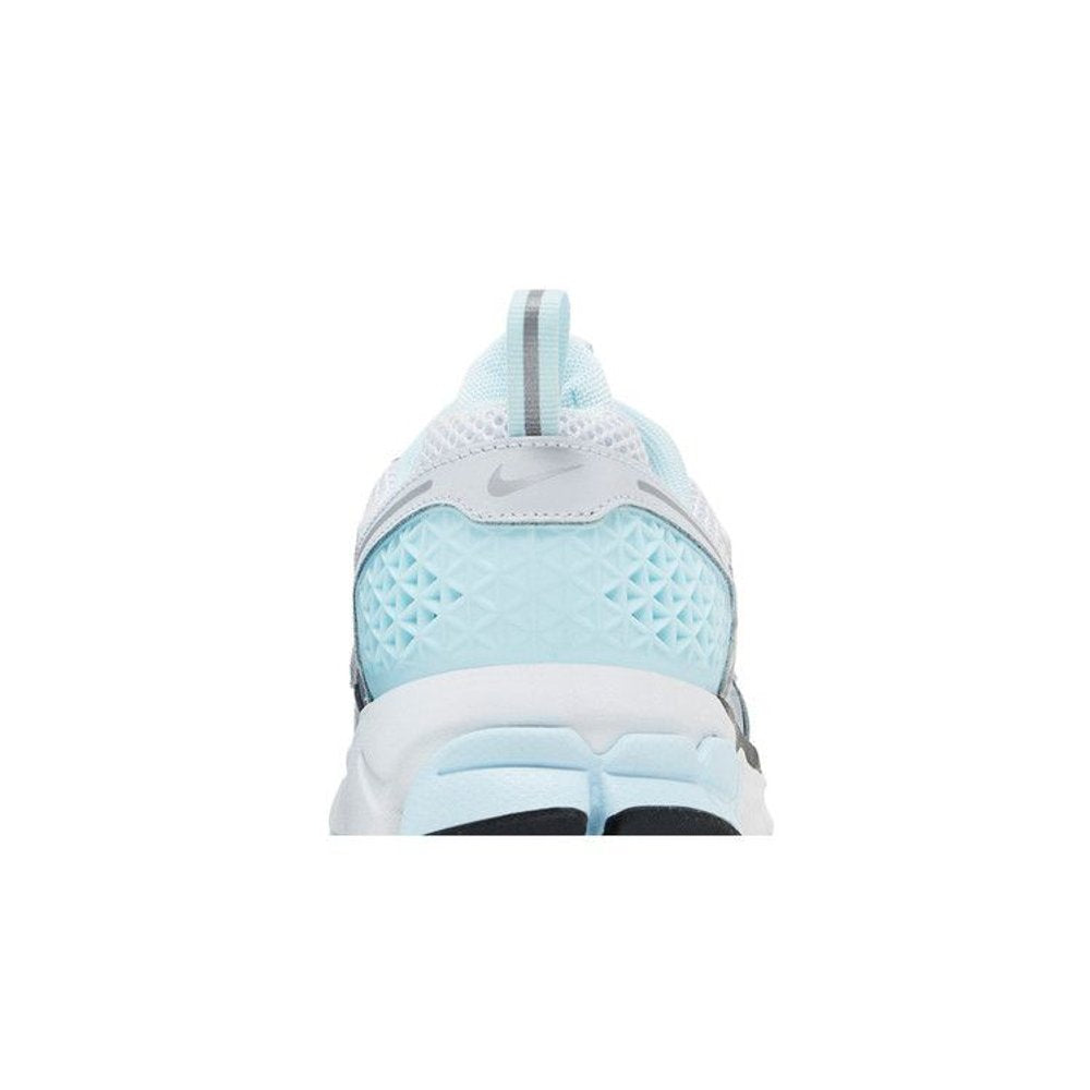Nike Vomero 5 Pure Platinum Glacier Blue Wolf Grey Metallic Silver (GS) – detail materiálu | Purekickz