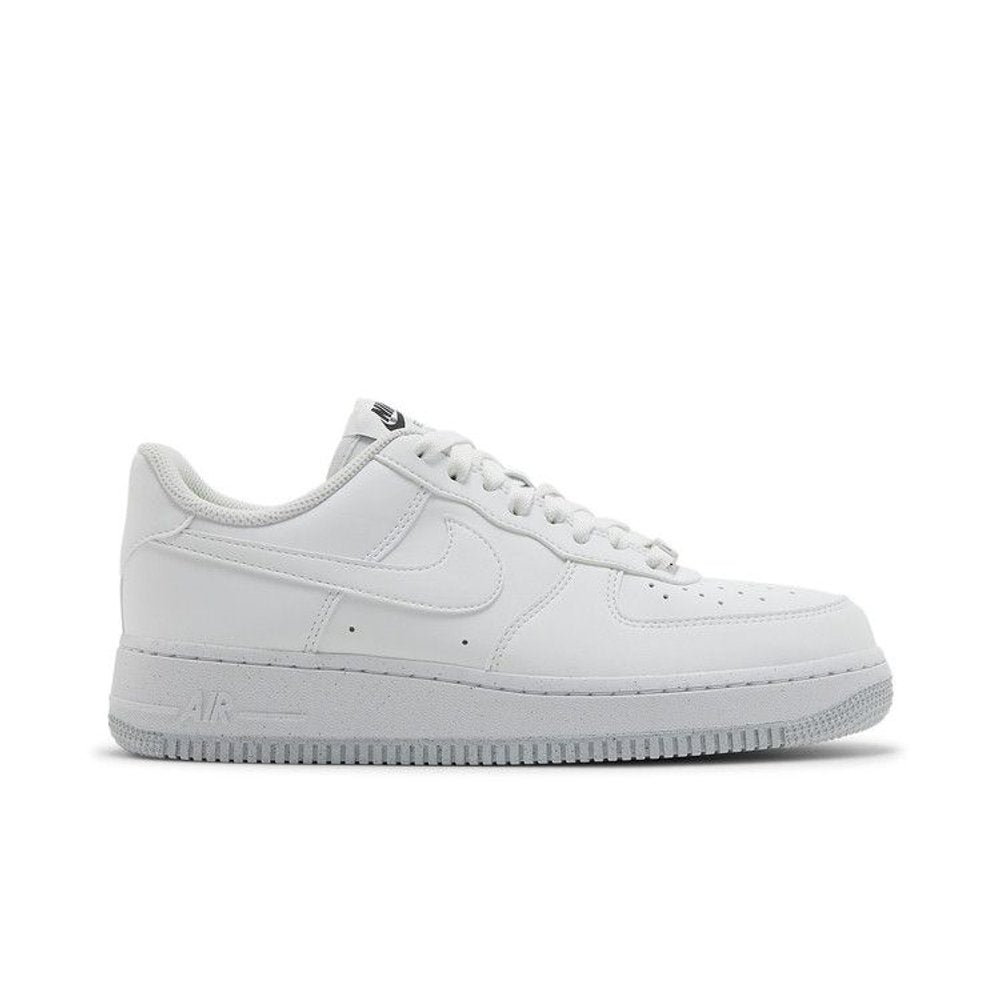 Nike Wmns Air Force 1 'Move To Zero - Triple White' – boční pohled | Purekickz