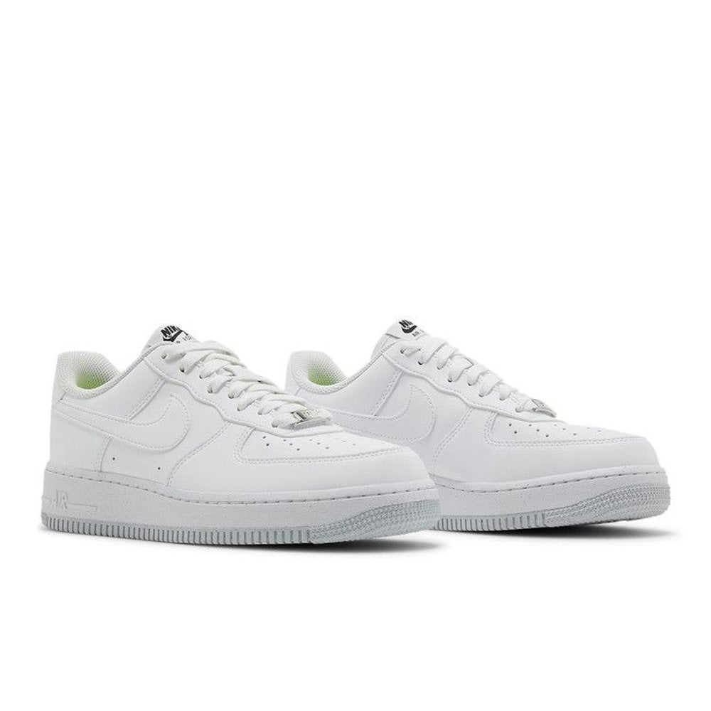 Nike Wmns Air Force 1 'Move To Zero - Triple White' – lifestyle foto | Purekickz