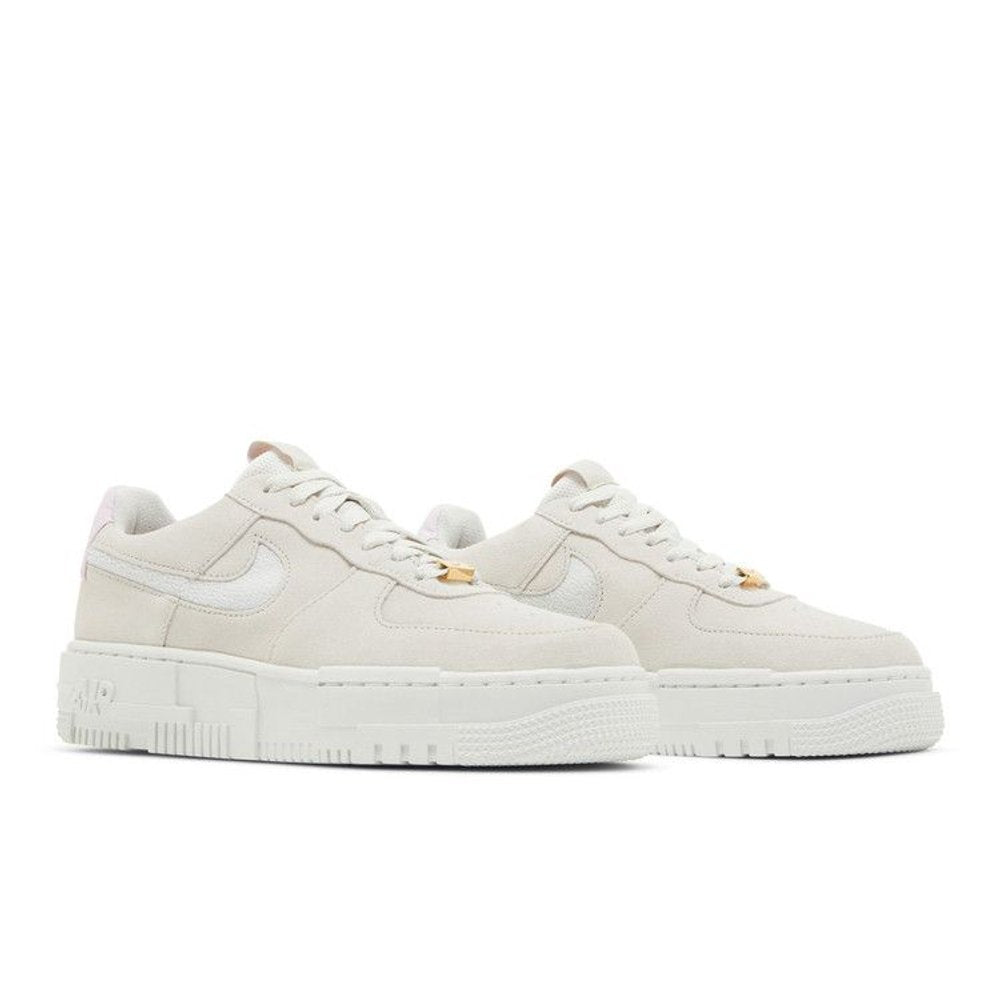 Nike Wmns Air Force 1 Pixel Light Bone Regal Pink – lifestyle foto | Purekickz
