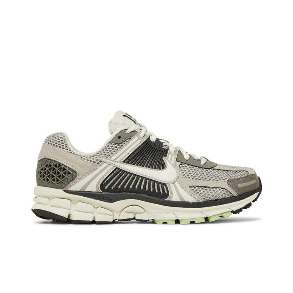 Nike Wmns Air Zoom Vomero 5 'Cobblestone' – boční pohled | Purekickz