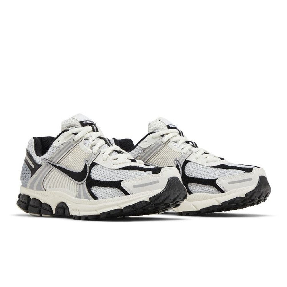 Nike Zoom Vomero 5 Photon Dust Black (W) – lifestyle foto | Purekickz