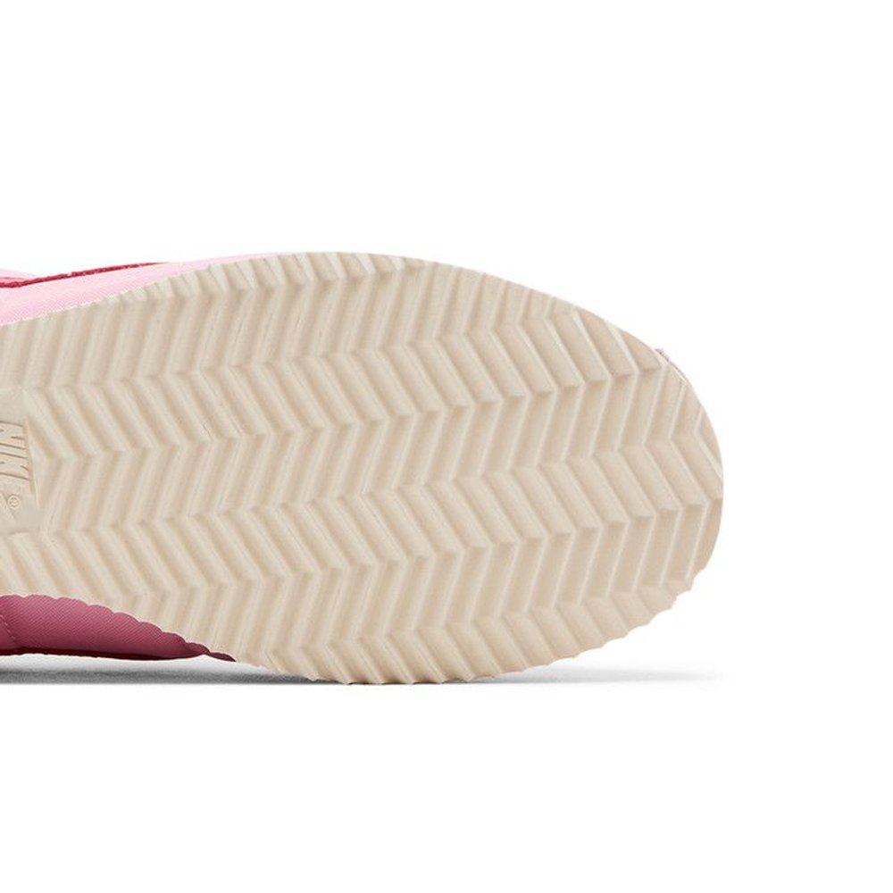 Nike Wmns Cortez TXT 'Soft Pink Fire Red' – pohled shora | Purekickz