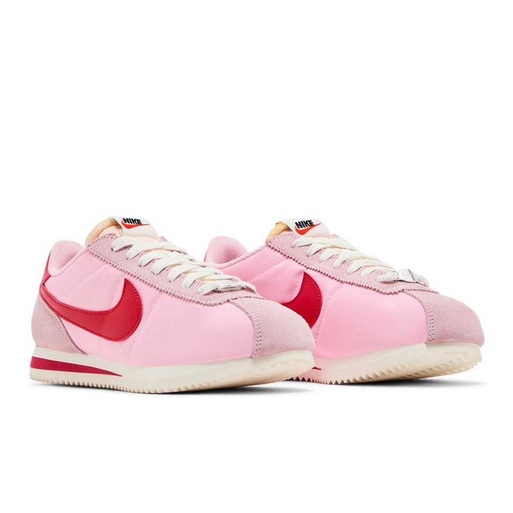 Nike Wmns Cortez TXT 'Soft Pink Fire Red' – lifestyle foto | Purekickz