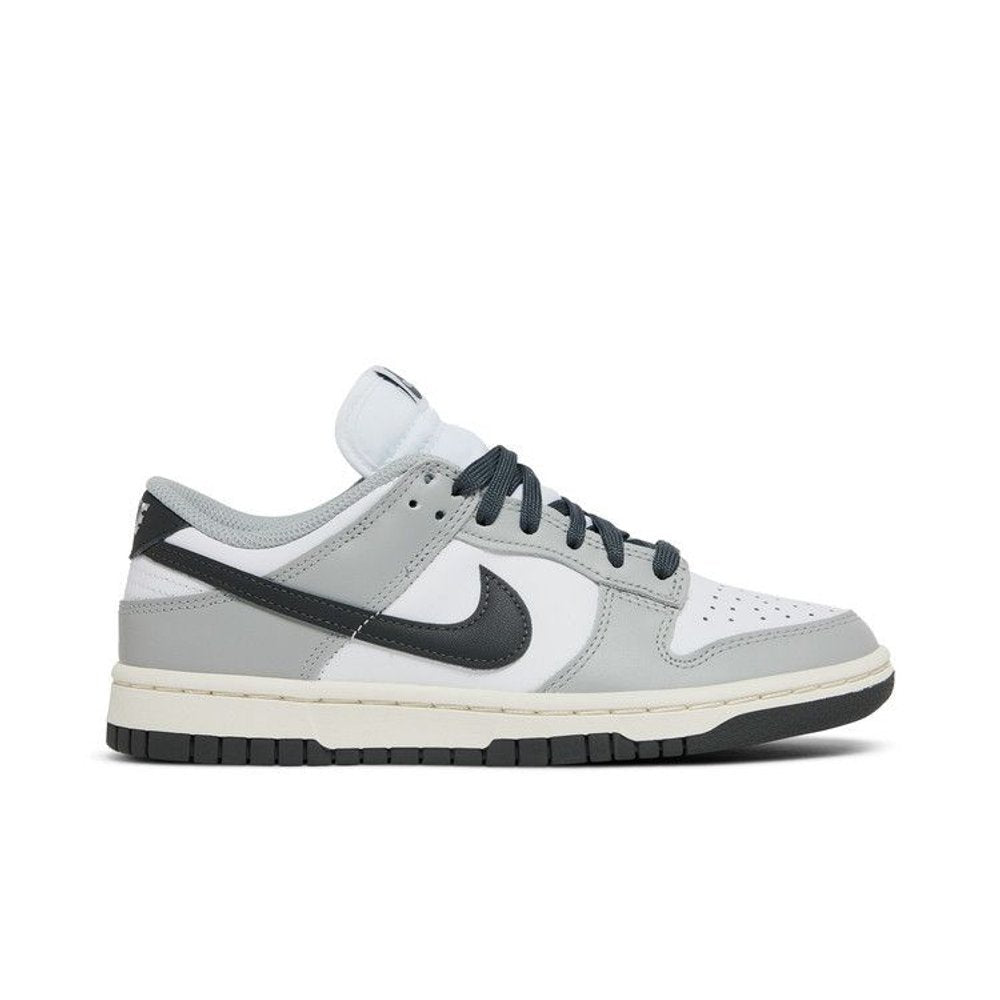 Nike Wmns Dunk Low Light Smoke Grey – boční pohled | Purekickz