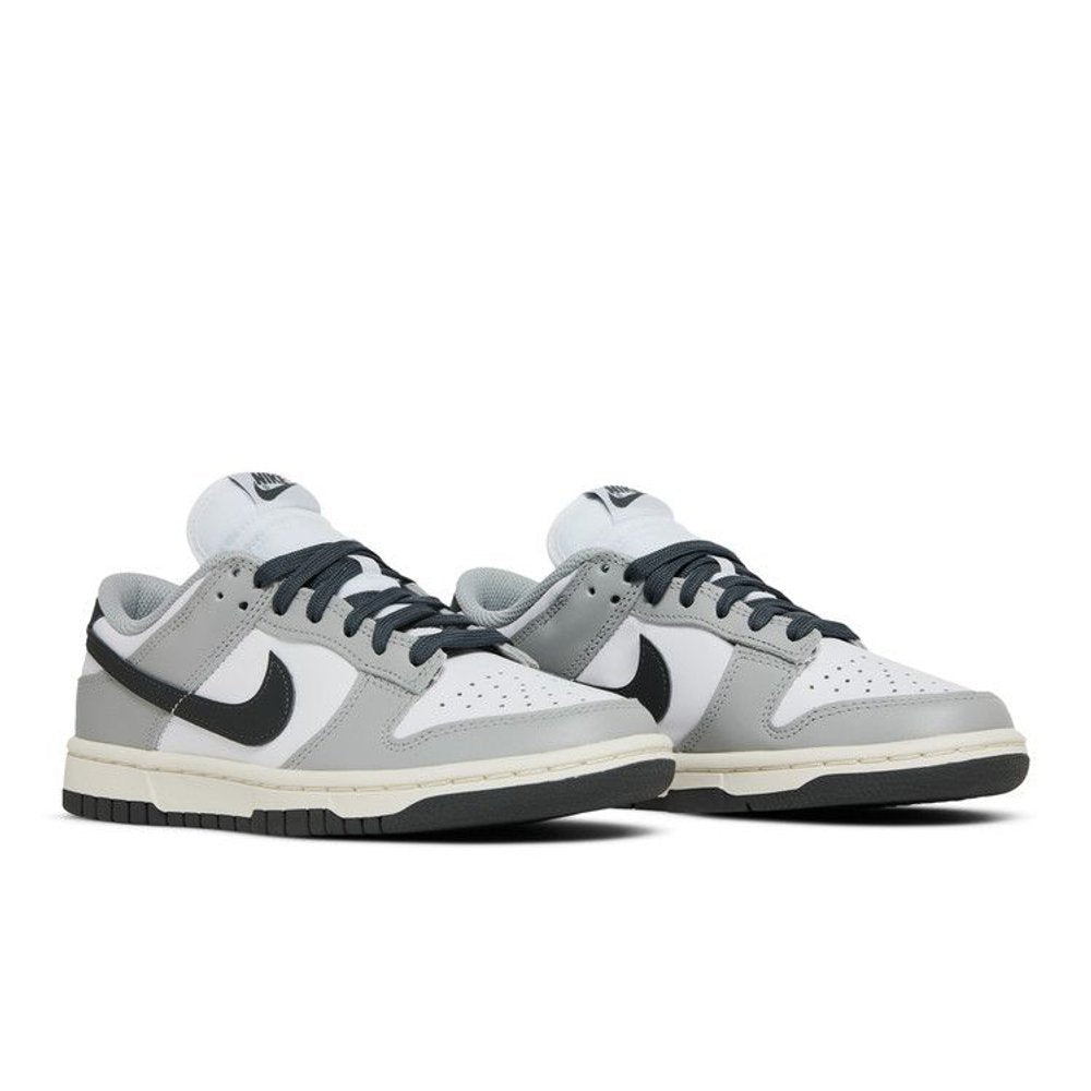 Nike Wmns Dunk Low Light Smoke Grey – lifestyle foto | Purekickz