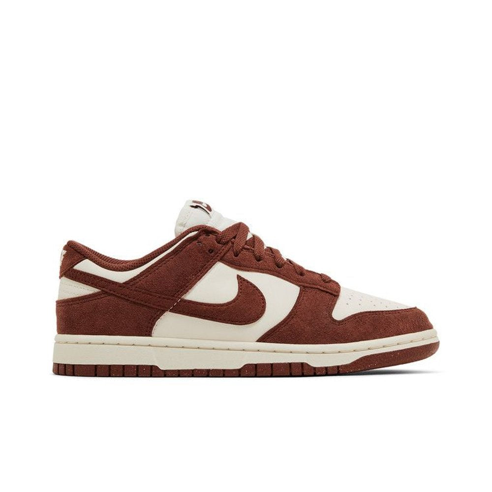 Nike Wmns Dunk Low Next Nature 'Red Sepia' – boční pohled | Purekickz
