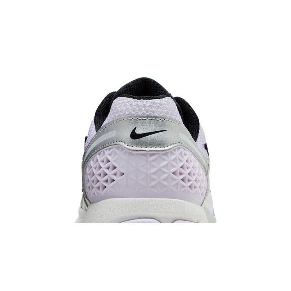 Nike Zoom Vomero 5 Barely Grape Photon Dust Summit White Metallic Silver (W) – detail materiálu | Purekickz