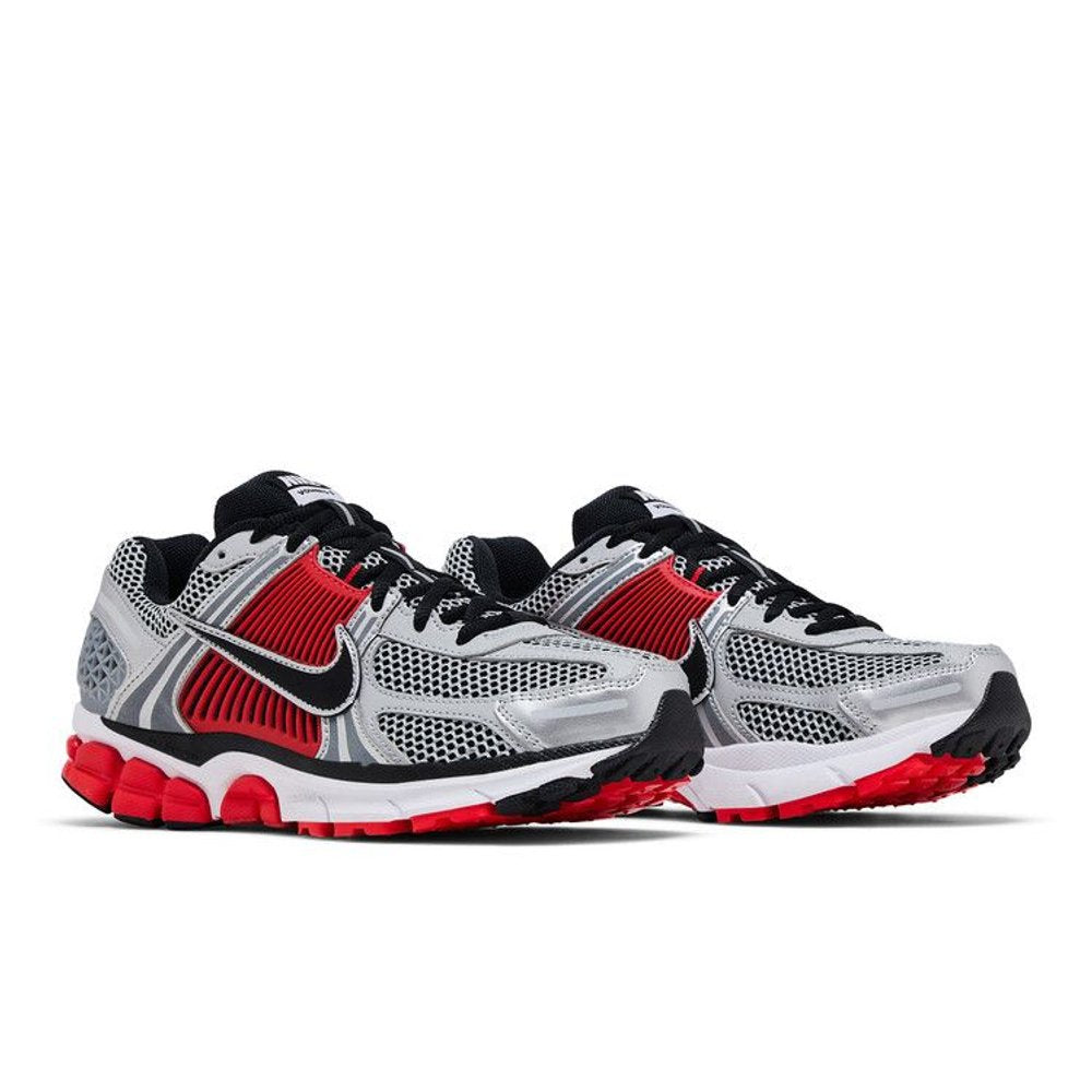 Nike Zoom Vomero 5 Bright Crimson Metallic Silver – lifestyle foto | Purekickz