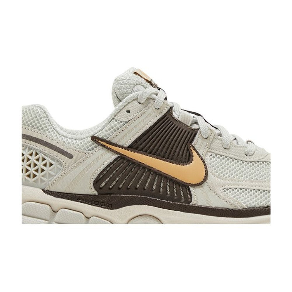 Nike Zoom Vomero 5 Light Bone Ironstone (W) – detail | Purekickz