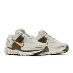Nike Zoom Vomero 5 Light Bone Ironstone (W) – lifestyle foto | Purekickz